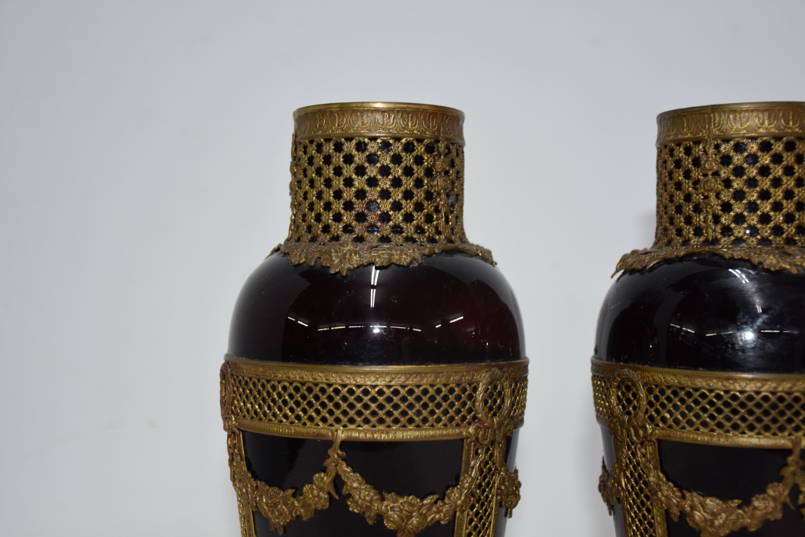 Pareja de jarrones cristal granate y bronce Napoleón - Imagen 2