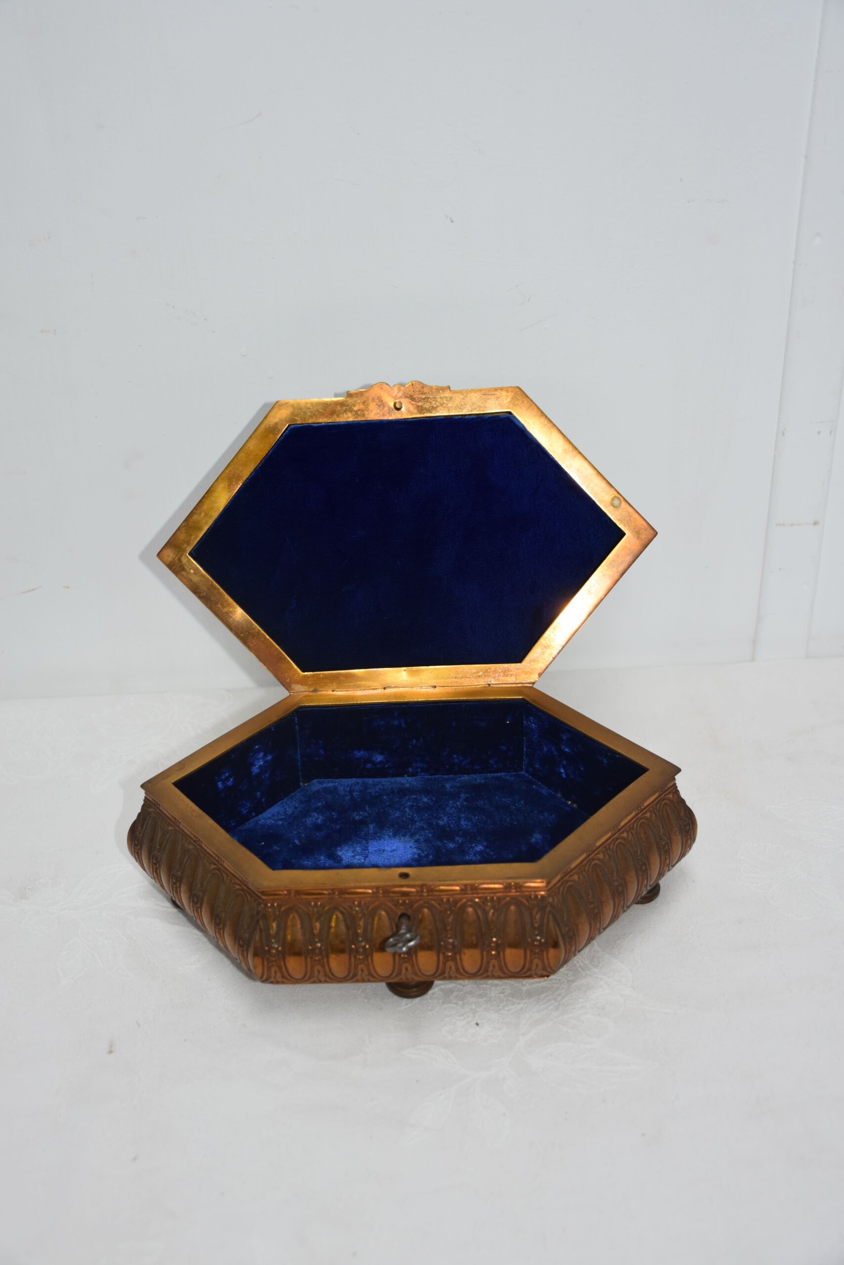 Joyero antiguo hexagonal con escena galante - Imagen 3