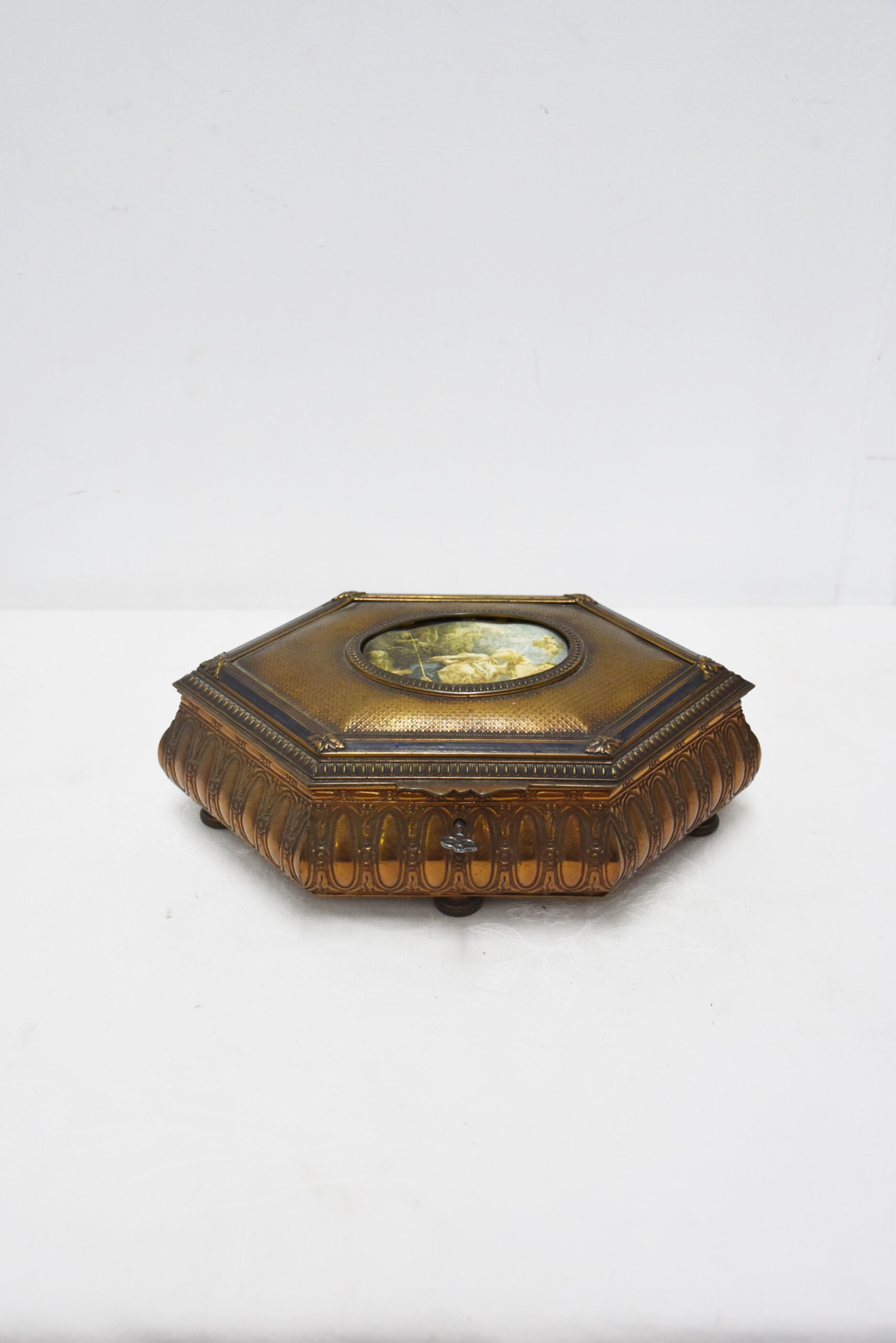 Joyero antiguo hexagonal con escena galante