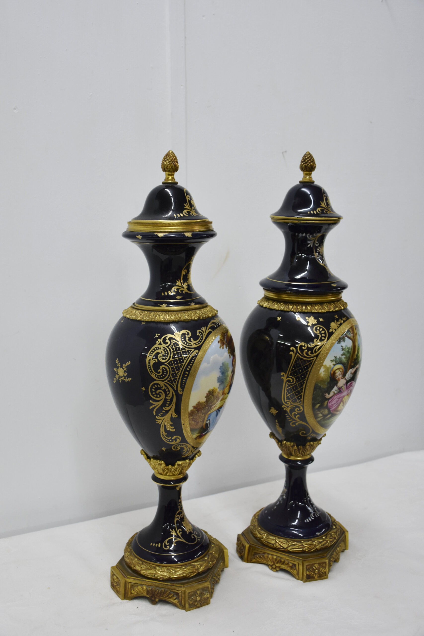 Pareja jarrones azul cobalto y bronce - Imagen 3
