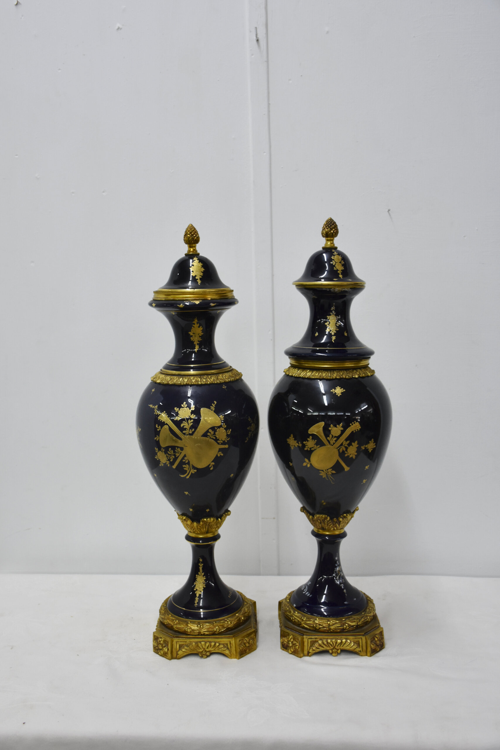 Pareja jarrones azul cobalto y bronce - Imagen 5