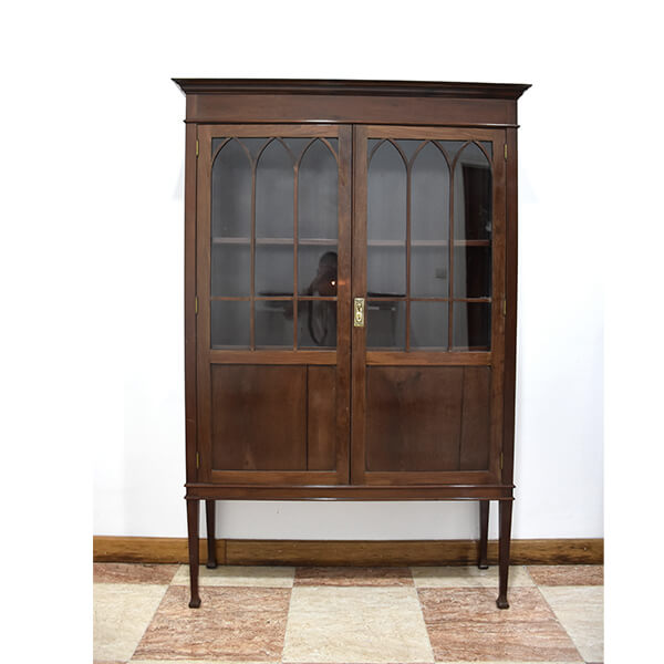 Vitrina antigua madera arcos ojivales