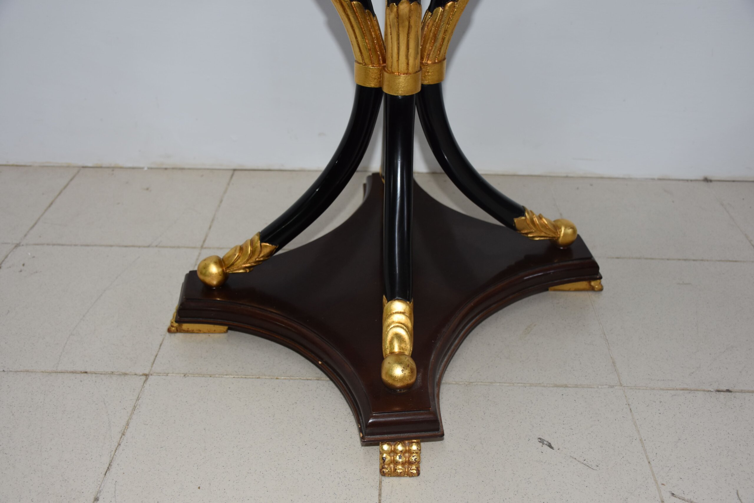 Mesita auxiliar estilo Imperio caoba y oro - Imagen 6