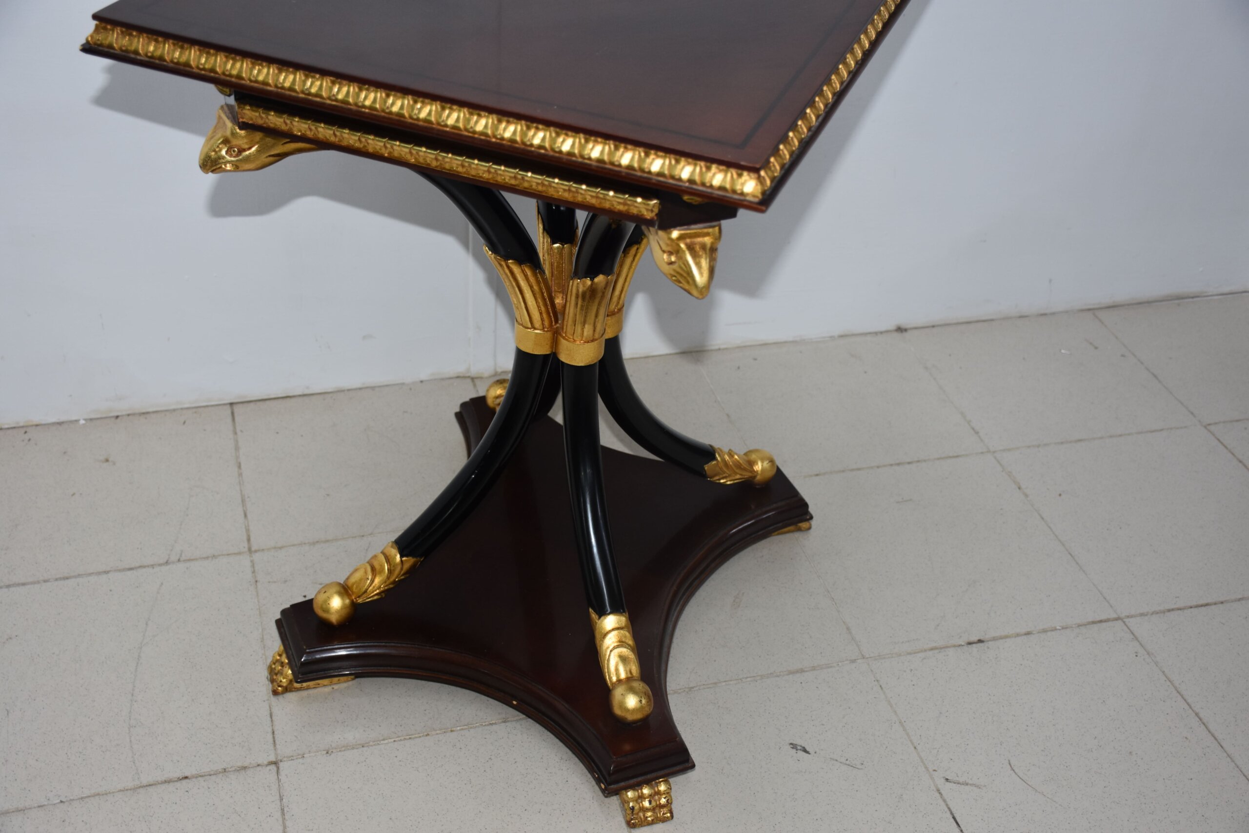 Mesita auxiliar estilo Imperio caoba y oro - Imagen 4