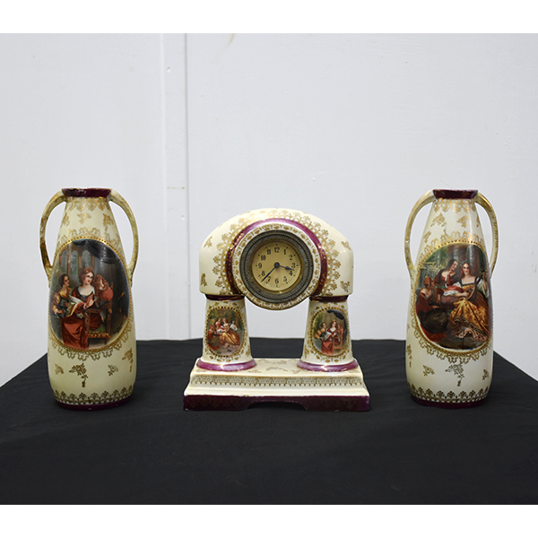 Guarnición reloj y floreros porcelana