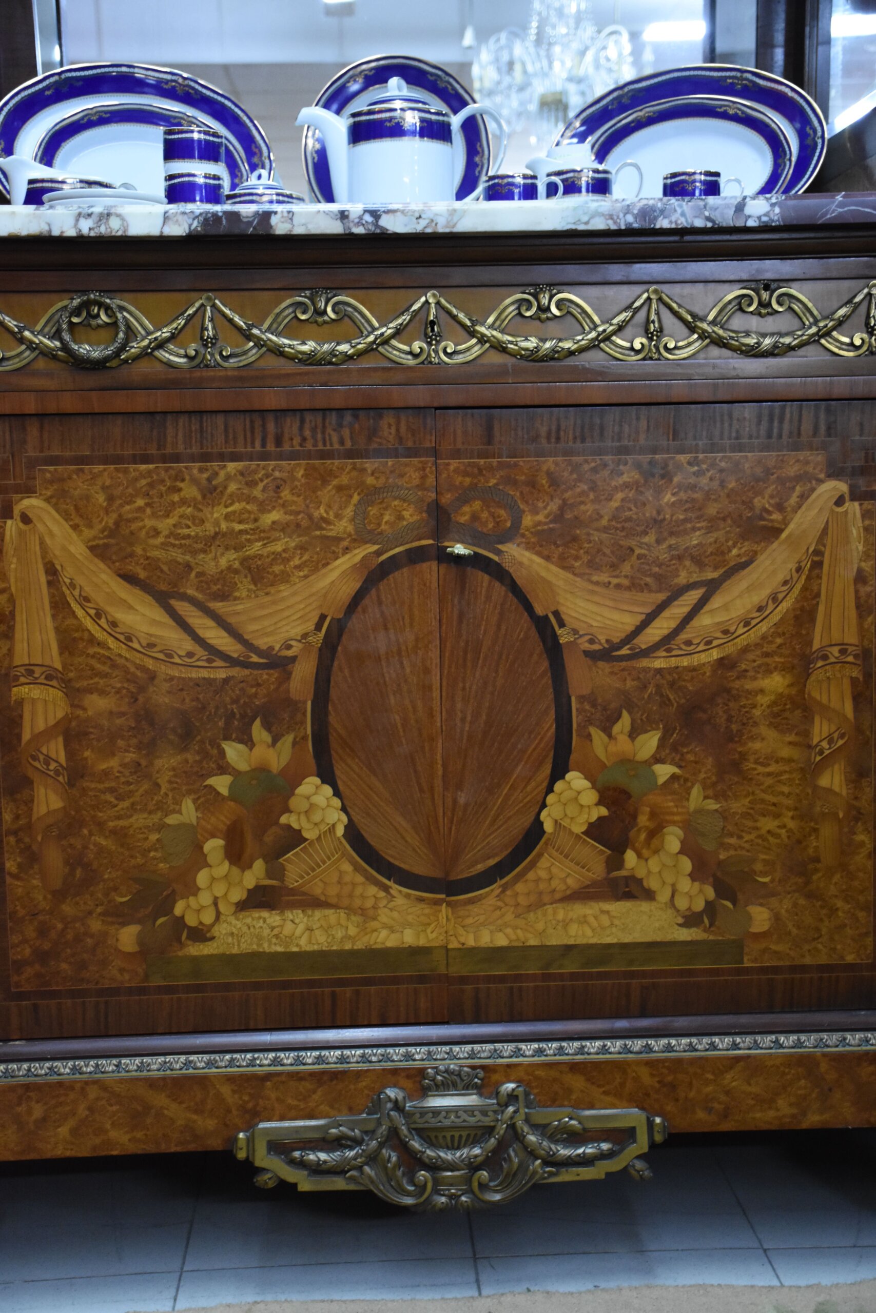 Gran aparador estilo Imperio con vitrina - Imagen 5